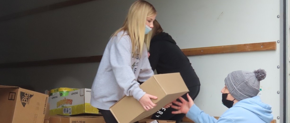 PHMS students delivering donations from annual Thanksgiving food drive